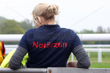 Hannover  Deutschland  Frau traegt ein Shirt mit der Aufschrift Notaerztin