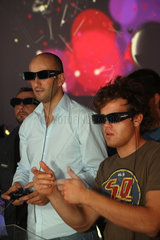 Berlin  Deutschland  Besucher auf der IFA mit 3D Shutterbrillen spielen PlayStation 3