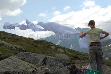 Schweiz  Waschtag in der Maighelshuette bei Sedrun