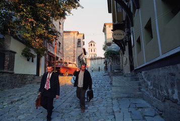 Maenner kommen von der Arbeit nach Hause  Plovdiv  Bulgarien