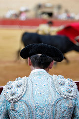 Sevilla  Spanien  der Assistent des Stierkaempfers sieht sich die Perfomance seines Chefs an