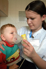 An chronischem Asthma erkranktes Kind bei der Inhalationstherapie