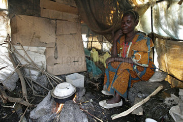 Goma  Demokratische Republik Kongo  Frau kocht in ihrer Huette Essen