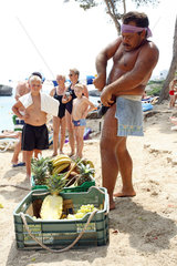Cala D'Or  ein Mann verkauft frische Fruechte am Strand