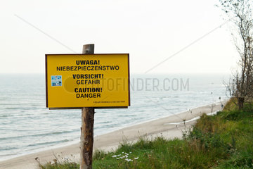Hoff an der Ostsee  Polen  mehrsprachiges Warnschild an der Steilkueste