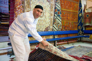 Tetouan  Marokko  ein Mann verkauft Teppiche in der Medina