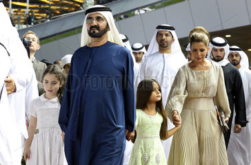 Dubai  Vereinigte Arabische Emirate  Sheikh Mohammed bin Rashid Al Maktoum (links) und seine Frau Princess Haya Bint Al Hussein mit Toechtern