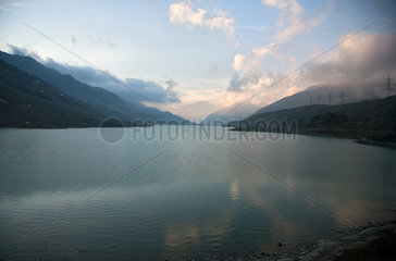 Ospizio Bernina  Schweiz  Blick aus dem Zug auf den Lago Bianco
