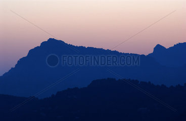 Sonnenaufgang hinter den Bergen von Deia