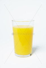 Ein mit Orangensaft gefuelltes Glas