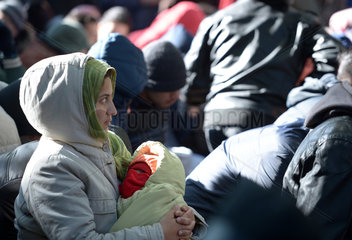 Berlin  Deutschland  Fluechtlinge warten vor dem LaGeSo