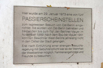 Berlin  Deutschland  Hinweisschild an der ehemaligen Passierscheinstelle in der Schulstrasse in Berlin-Wedding
