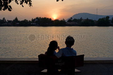 Kampot  Kambodscha  ein junges Paar beobachtet den Sonnenuntergang