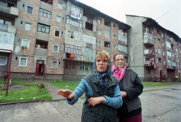 Portraet zweier aelterer Frauen vor einem Wohnblock  Petrila  Rumaenien