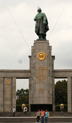 Berlin  Deutschland  das Sowjetische Ehrenmal im Grossen Tiergarten
