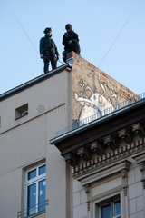 Berlin  Deutschland  Polizisten auf einem Hausdach in Neukoelln am 1. Mai