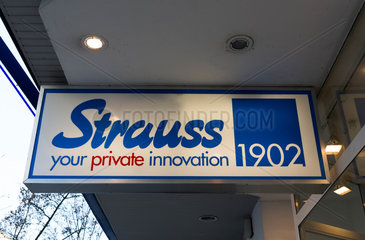 Berlin  Deutschland  Leuchtreklame von Strauss Innovation