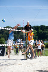 Essen  Deutschland  junge Maenner spielen Beachvolleyball am Baldeneysee