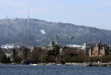 Zuerich  Schweiz  Blick vom Zuerichsee auf den Uetliberg