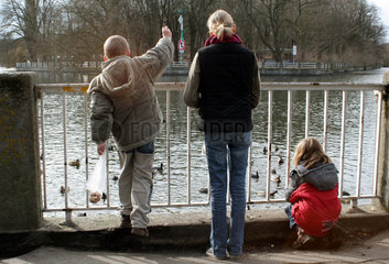 Berlin  Deutschland  Kinder fuettern Enten am Mueggelsee