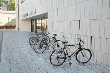 Wiesbaden  Deutschland  Fahrradstaender am Eingang des Hessischen Landtags