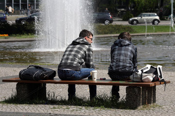 Berlin  Deutschland  Studenten sitzen vor einer Wasserfontaene am Ernst-Reuter-Platz