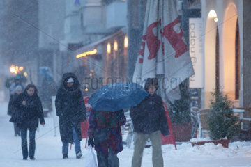 Berlin  Deutschland  Passanten bei Schneefall in der Knesebeckstrasse