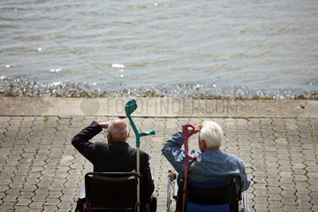 Bremerhaven  Deutschland  zwei Rentner in Rollstuehlen auf der Deichpromenade