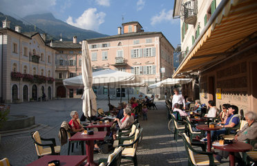 Puschlav  Schweiz  Menschen im Caffe Semadeni Garni am Marktplatz