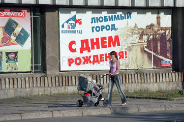 Eine Mutter mit Kinderwagen  Kaliningrad  Russland