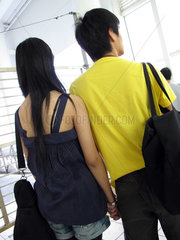 Hongkong  China  junges Paar wartet auf die Faehre von Hongkong nach Cheung Chau
