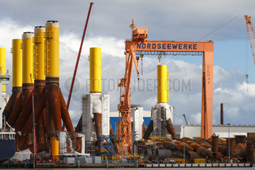 Emden  Deutschland  Blick auf die SIAG Nordseewerke mit Fundamenten fuer Offshore-Windkraftanlagen