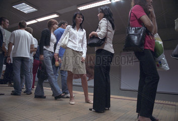 Menschen an einer Metrostation in Bukarest