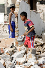 Gantiwarno  Indonesien  Kinder bei der Schuttbeseitigung