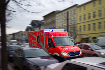 Berlin  Deutschland  Rettungswagen der Feuerwehr im Einsatz