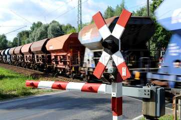 Zossen  Deutschland  ein Gueterzug faehrt an einem Bahnuebergang durch