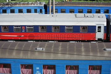 Brest  Weissrussland  Personenzuege im Bahnhof Brest Zentralny