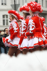 Berlin  Deutschland  Funkenmariechen beim Karnevalsumzug auf dem Kurfuerstendamm