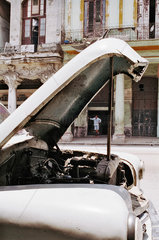 Havanna  Kuba  geoeffnete Motorhaube eines Oldtimers