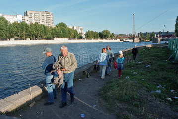 Menschen am Ufer des Pregels  Kaliningrad  Russland