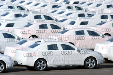 Emden  Audi-Neuwagen warten auf die Verschiffung