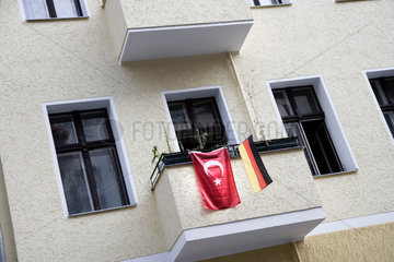 Berlin  Deutschland  deutsche und tuerkische Fahne an einem Balkon