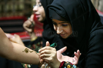 Berlin  Deutschland  ITB  arabische Frau malt mit Henna Ornamente auf einen Arm