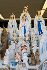 Souvenirshop im franzoesischen Wallfahrtsort Lourdes  Frankreich