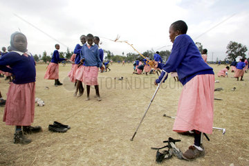 Kenia  Naro Moru  Schuelerinnen waehrend der Pause