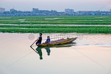 Phnom Penh  Kambodscha  kambodschanische Jungen auf einem Boot  Boeng Kak Lake
