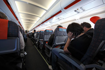 Paris  Frankreich  Passagiere in einer Flugzeugkabine