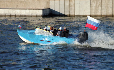 Menschen im Motorboot auf dem Pregel  Kaliningrad  Russland