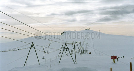 Leerer Skilift im ewigen Eis  3820 m ue.d.M.  Schweiz