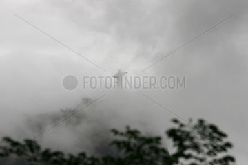 Rio de Janeiro  Brasilien  Blick auf die in Wolken gehuellte Christus-Statue